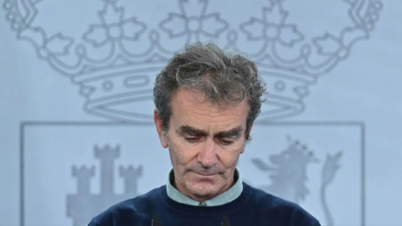 El director del Centro de Alertas y Emergencias Sanitarias, Fernando Sim&oacute;n, durante la rueda de prensa ofrecida este martes en Moncloa. /  EFE