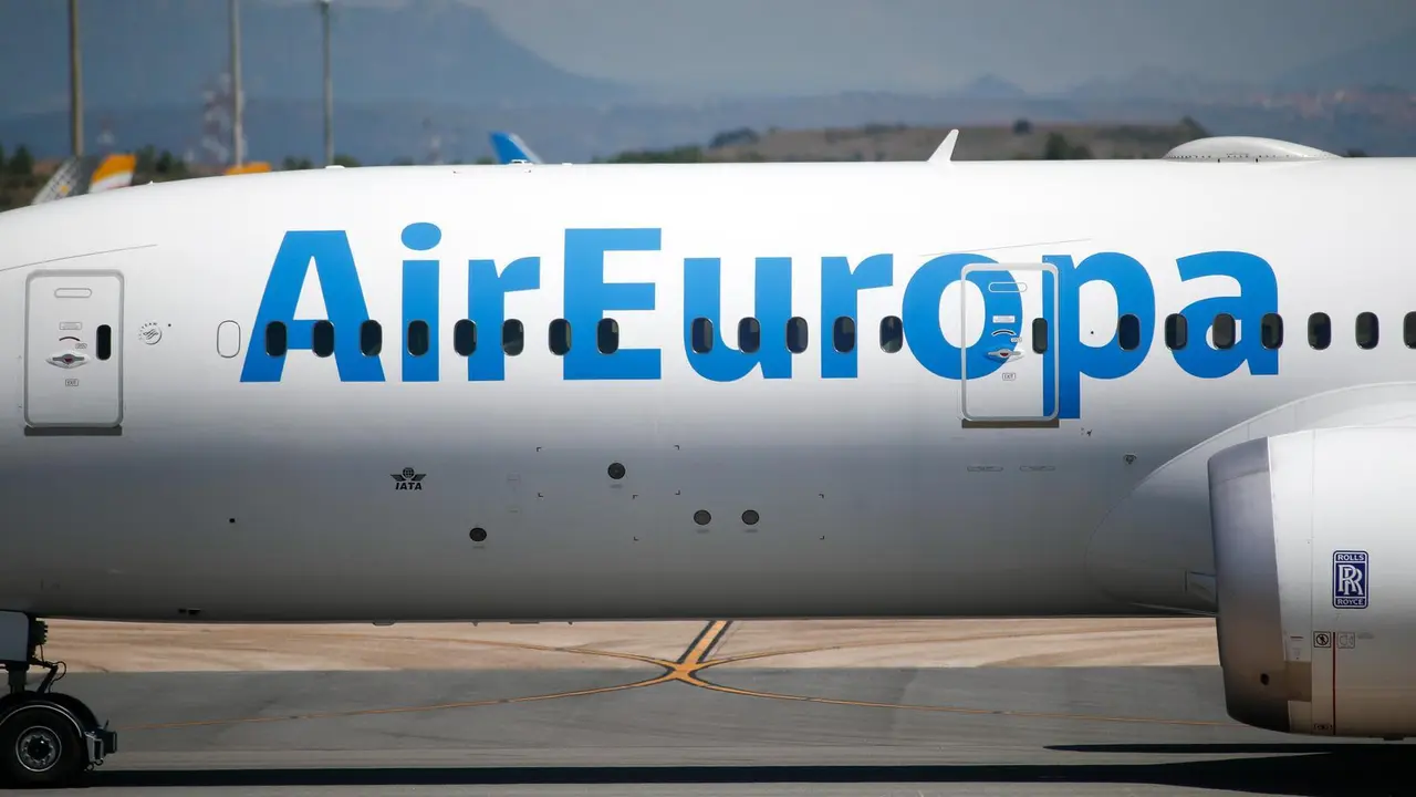 Un avi&oacute;n de Air Europa en la pista en la terminal 4 del aeropuerto Adolfo Su&aacute;rez Madrid Barajas. / EUROPA PRESS