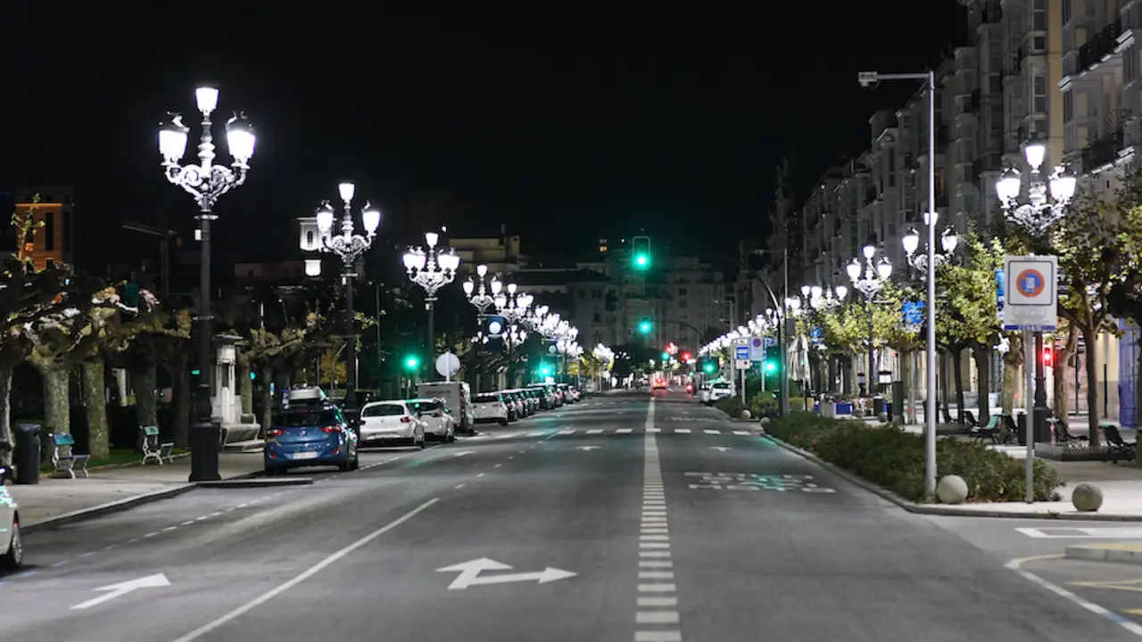 El Paseo Pereda de Santander vac&iacute;o la pasada noche por el toque de queda decretado por el Gobierno de Cantabria. / HARDY