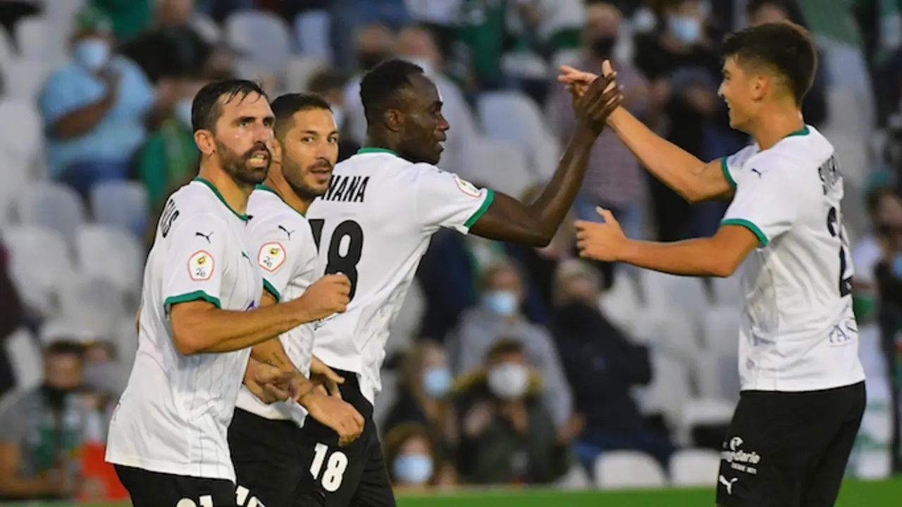 Los jugadores racinguistas celebran el gol ante el filial del Athletic. / ALERTA