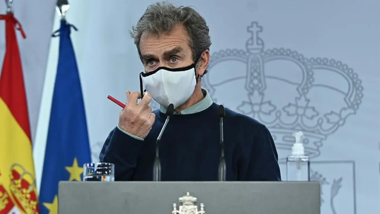 El director del Centro de Alertas y Emergencias Sanitarias, Fernando Sim&oacute;n, durante la rueda de prensa ofrecida este martes. EFE/ Fernando Villar