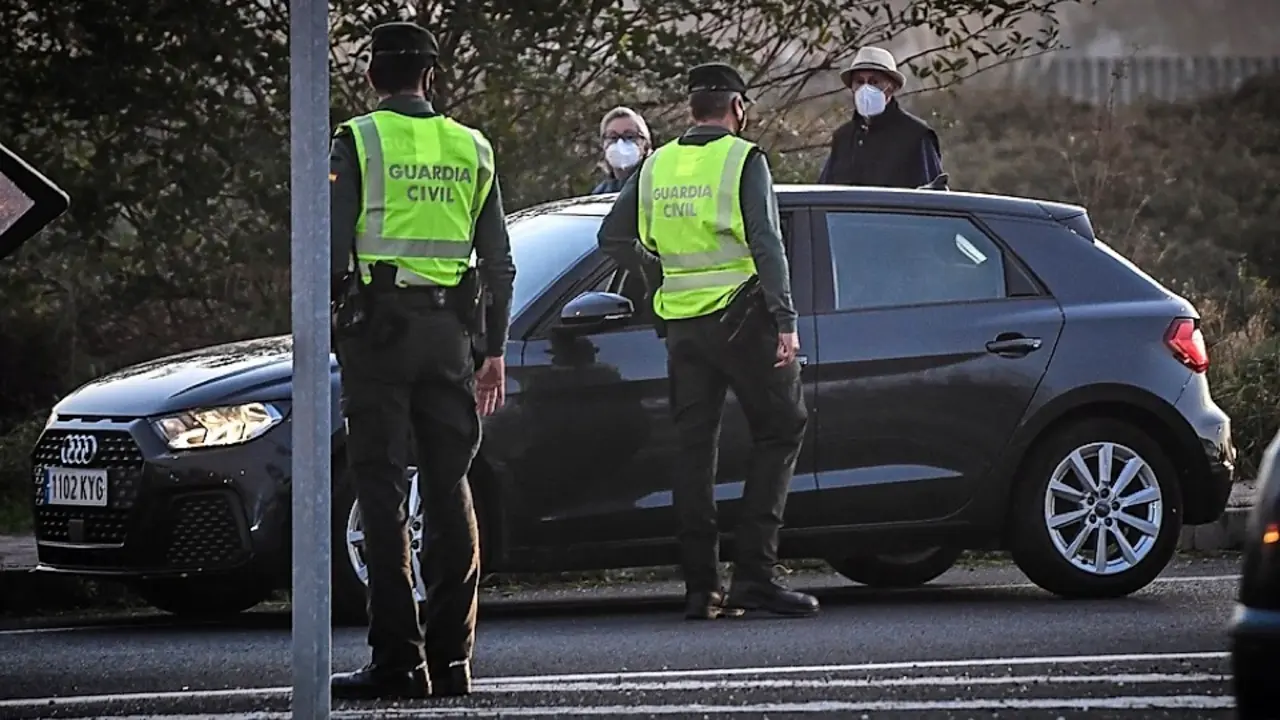 Un control de la Guardia Civil en Soto de la Marina. / Hardy