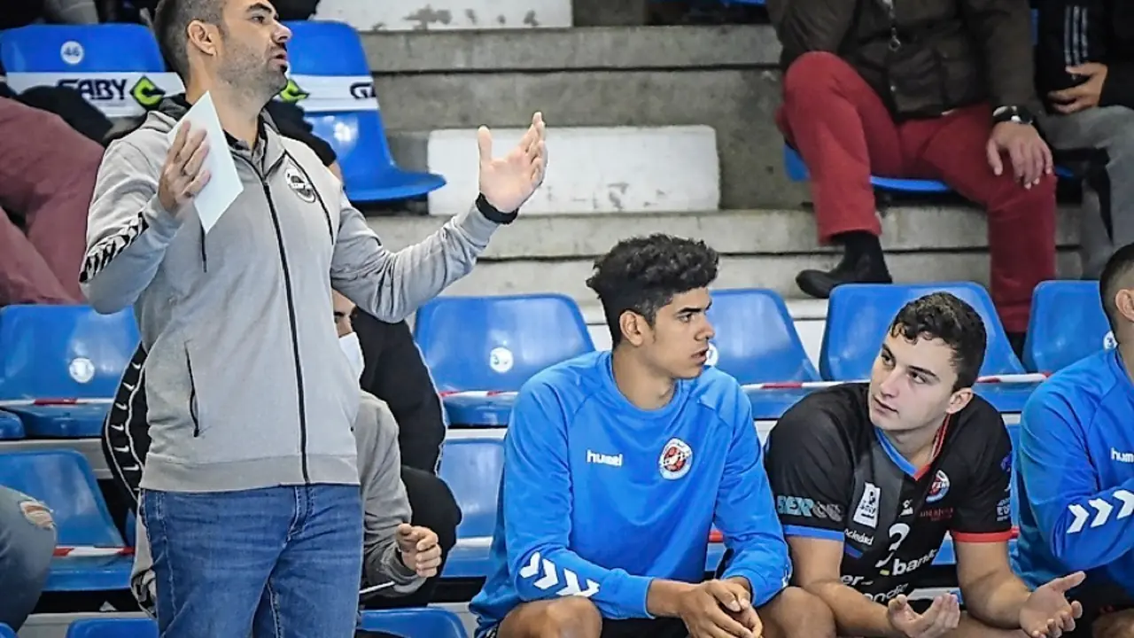 V&iacute;ctor Montesinos, entrenador del Sinf&iacute;n, lament&aacute;ndose en el banquillo. / ALERTA