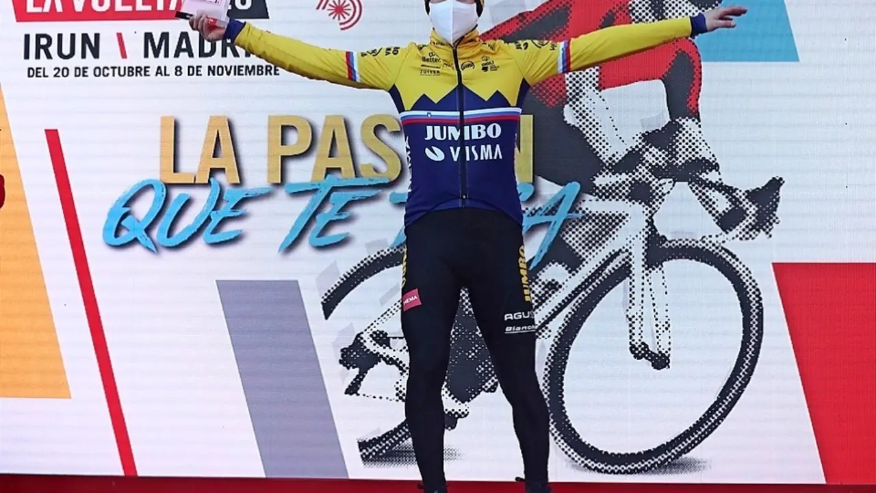 Primoz Roglic, en el podio celebrando la victoria y, a la derecha, durante la etapa contrarreloj. / EFE