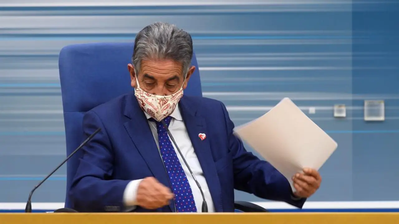 El presidente de Cantabria, Miguel &Aacute;ngel Revilla durante la rueda de prensa. / HOYOS
