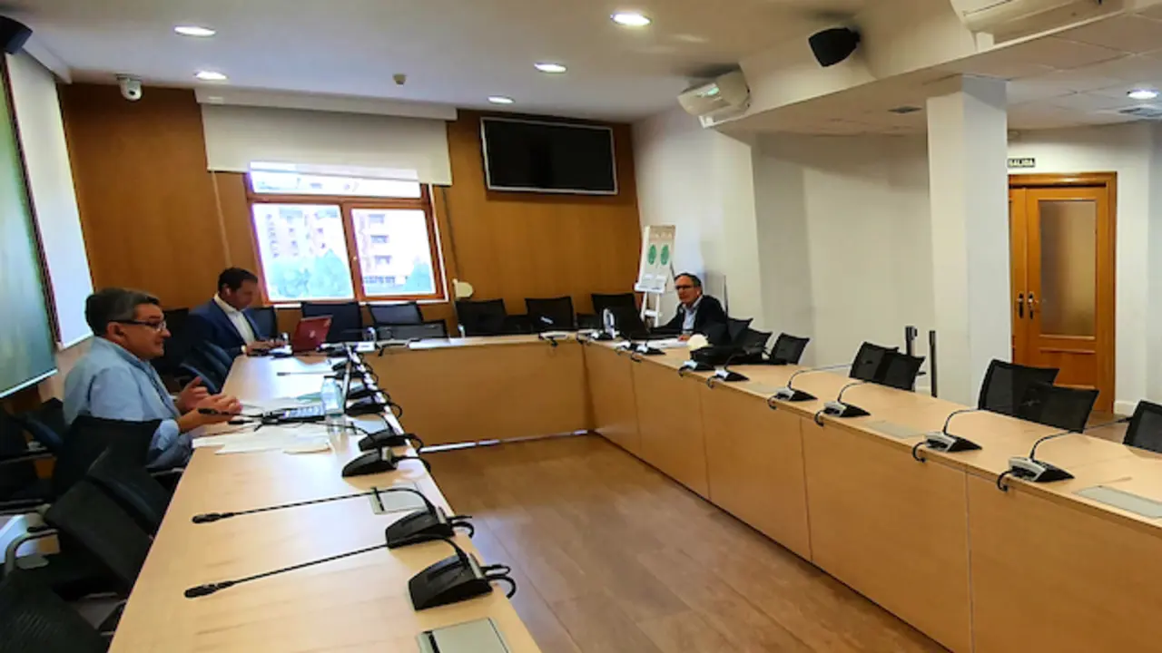Vista del pleno celebrado ayer en el Ayuntamiento de Torrelavega. / ALERTA
