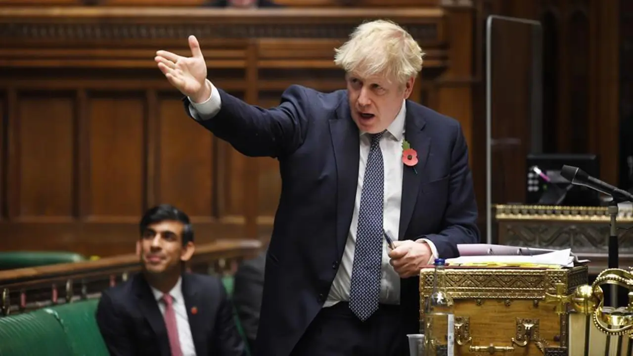 Una foto del folleto facilitada por el Parlamento del Reino Unido muestra al primer ministro brit&aacute;nico, Boris Johnson, hablando durante las preguntas del primer ministro (PMQ) en la C&aacute;mara de los Comunes del Parlamento en Londres, Gran Breta&ntilde;a, el 4 de noviembre de 2020. EFE/ JESSICA TAYLOR