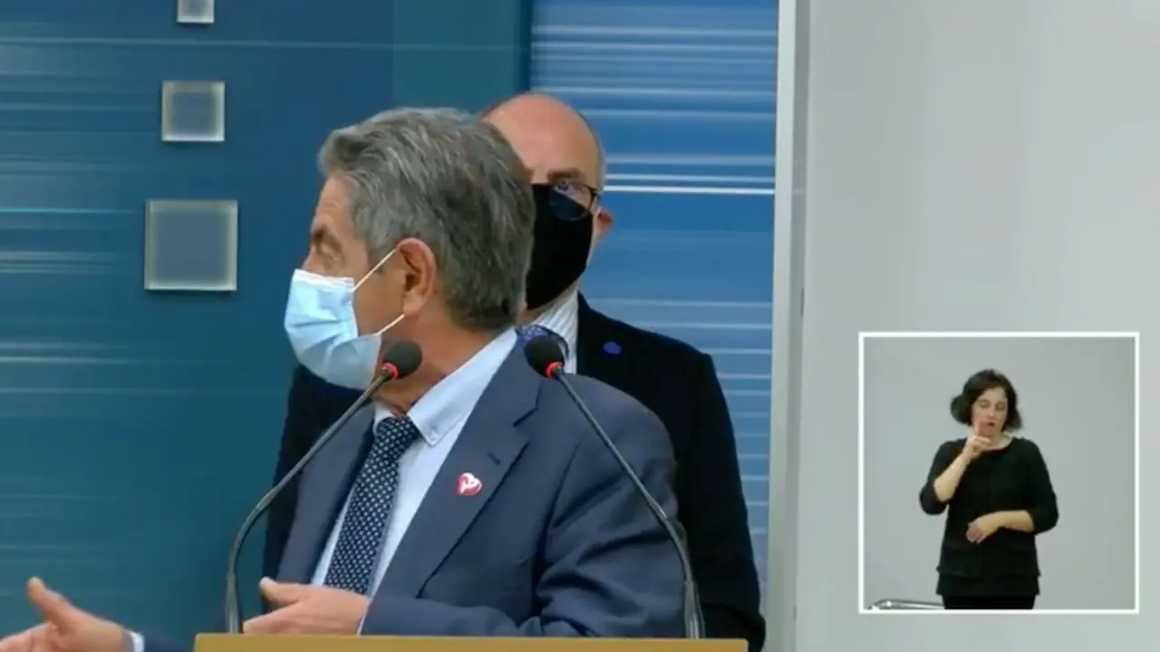 El presidente de Cantabria, durante la rueda de prensa ofrecida ayer. / ALERTA