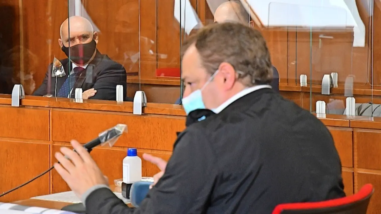 Higuera, atento a la declaraci&oacute;n del testigo. / Hardy