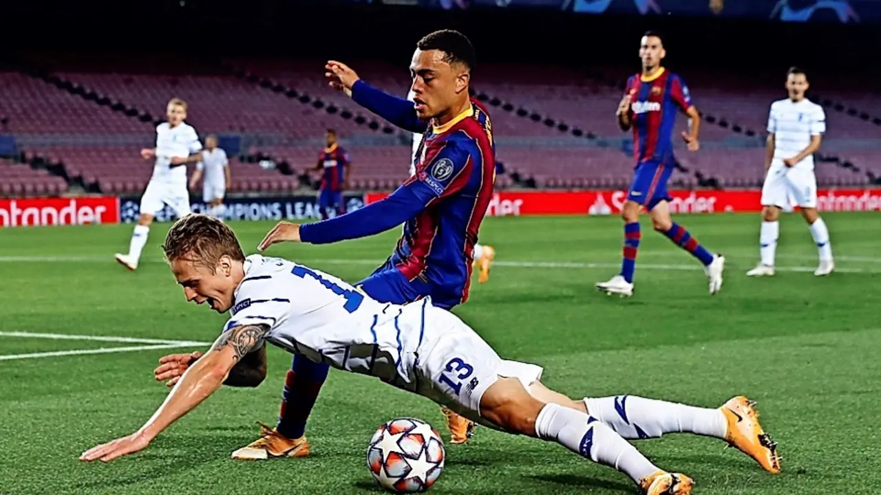 El defensa estadounidense del Barcelona Serginho Dest disputa un bal&oacute;n con Artem Shabanov, defensa ucraniano del Dinamo de Kiev. / Enric Fontcuberta