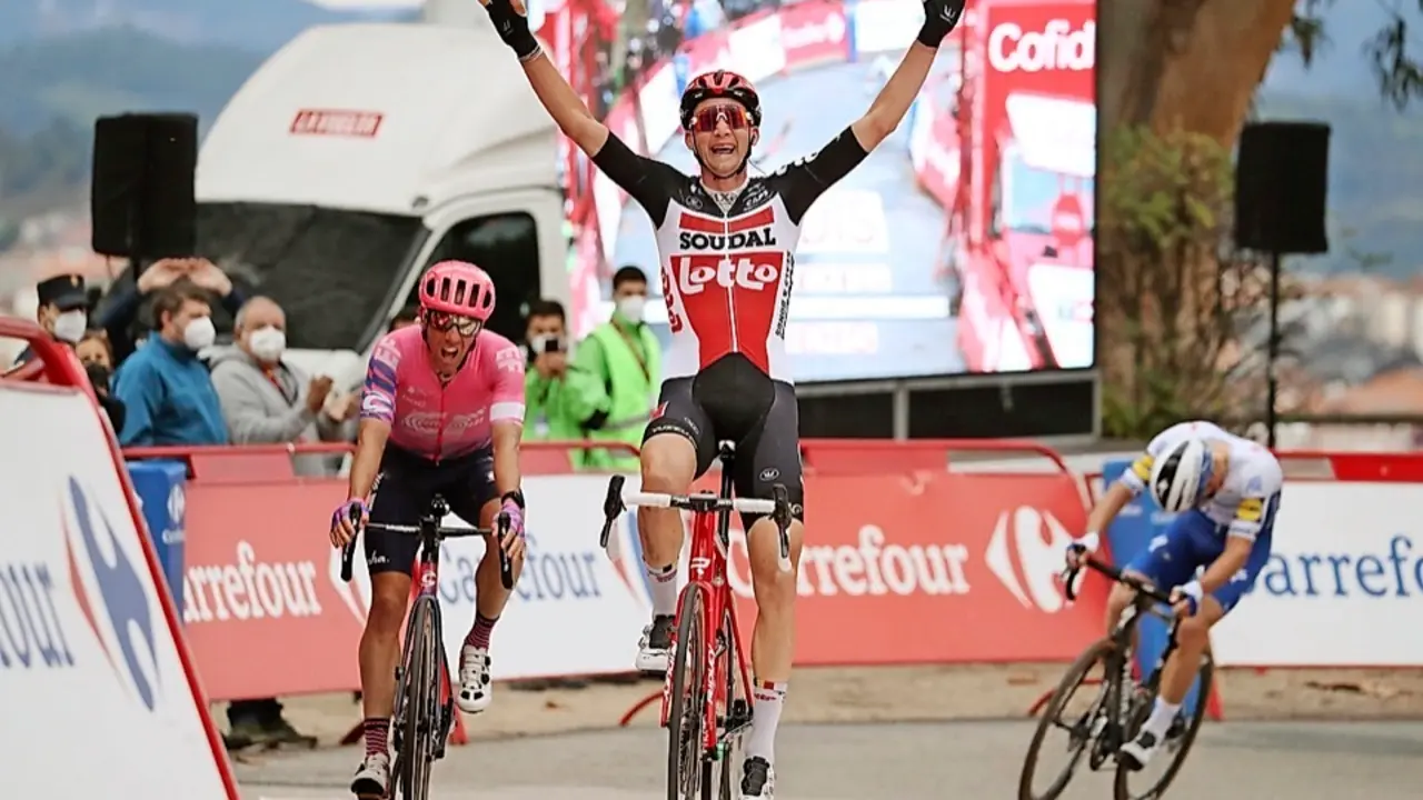 LUGO, 04/11/2020.- El corredor belga del equipo Lotto Soudal, Tim Wellens (c), entra vencedor de la decimocuarta etapa de la Vuelta aEspa&ntilde;a, disputada hoy mi&eacute;rcoles entre Lugo y Orense, de 204,7km de recorrido. EFE/ Kiko Huesca