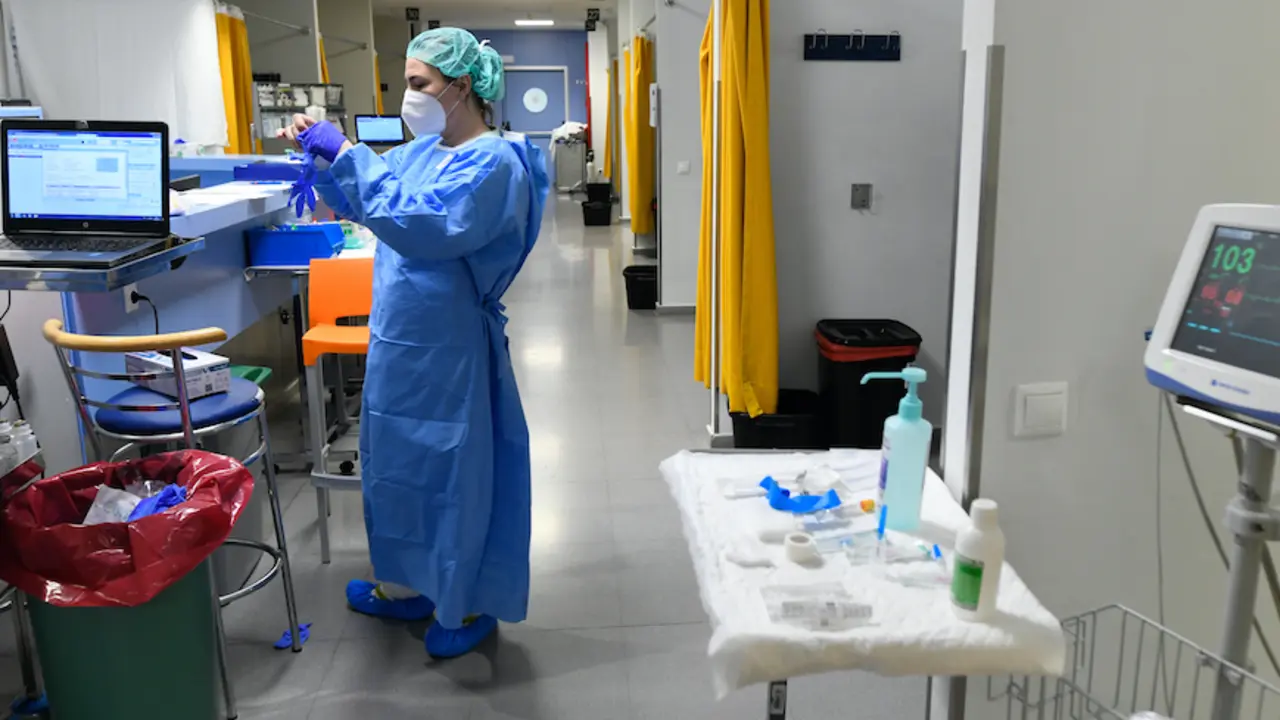 Un sanitario en la UCI del Hospital Marqu&eacute;s de Valdecilla de Cantabria. / ALERTA