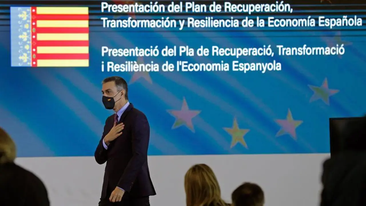 El presidente del Gobierno, Pedro S&aacute;nchez, a su llegada al Museo de las Ciencias de Valencia donde presenta el Plan de Recuperaci&oacute;n, Transformaci&oacute;n y Resiliencia de la Econom&iacute;a espa&ntilde;ola, que pretende impulsar una nueva modernizaci&oacute;n del pa&iacute;s y hacer frente a la crisis generada por la pandemia. EFE/Manuel Bruque