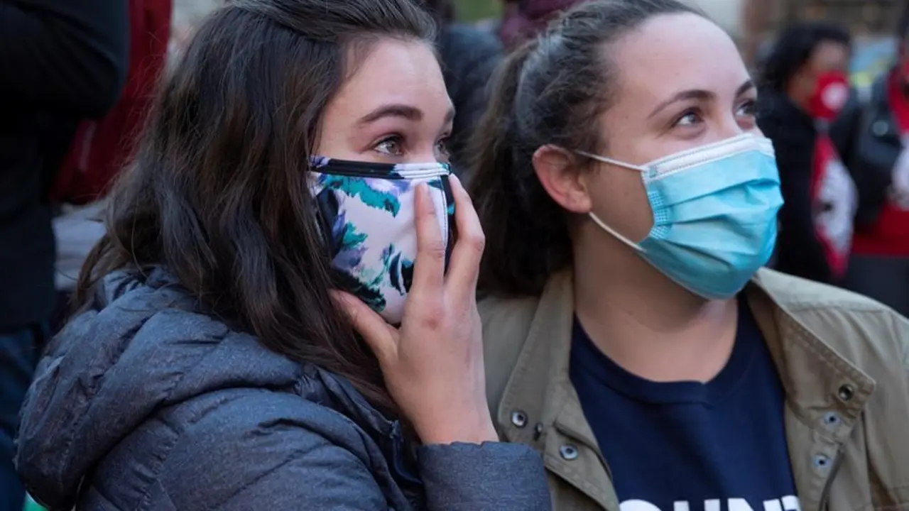 La gente reacciona despu&eacute;s de que los medios de comunicaci&oacute;n pronosticaran que Michigan ir&aacute; a Biden en una fiesta de observaci&oacute;n de resultados de elecciones, el d&iacute;a despu&eacute;s del d&iacute;a de las elecciones en McPherson Square, cerca de la Casa Blanca en Washington, DC, EE. UU., 04 de noviembre de 2020. EFE/MICHAEL REYNOLDS