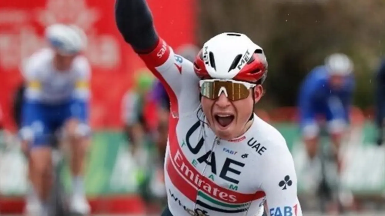 El ciclista belga Jasper Philipsen (UAE-Team Emirates), ganador de la etapa 15 de La Vuelta 2020, disputada entre Mos y Puebla de Sanabria sobre 230,8 kil&oacute;metros. /GOMEZ SPORT