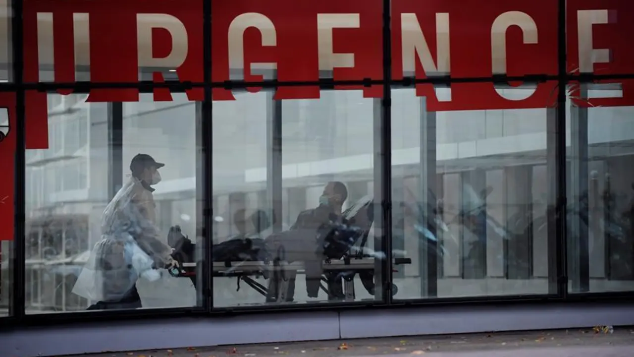 Un celador con un equipo de protecci&oacute;n individual (EPI) traslada a un paciente en camilla hacia el servicio de Urgencias del hospital Tenon de Par&iacute;s (Francia) este mi&eacute;rcoles. El presidente franc&eacute;s, Emmanuel Macron, anunciar&aacute; hoy nuevas medidas para afrontar la r&aacute;pida expansi&oacute;n de la pandemia, entre las que un nuevo confinamiento gana cada vez m&aacute;s fuerza, seg&uacute;n filtraciones a medios locales. EFE/Julien De Rosa