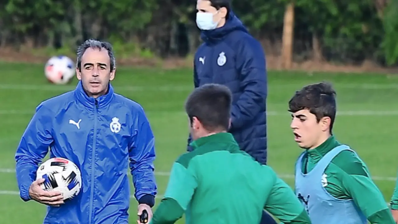 Ruiz Cueli, en el entrenamiento de ayer atento al trabajo de I&ntilde;igo y de Jon Ander. / hardy