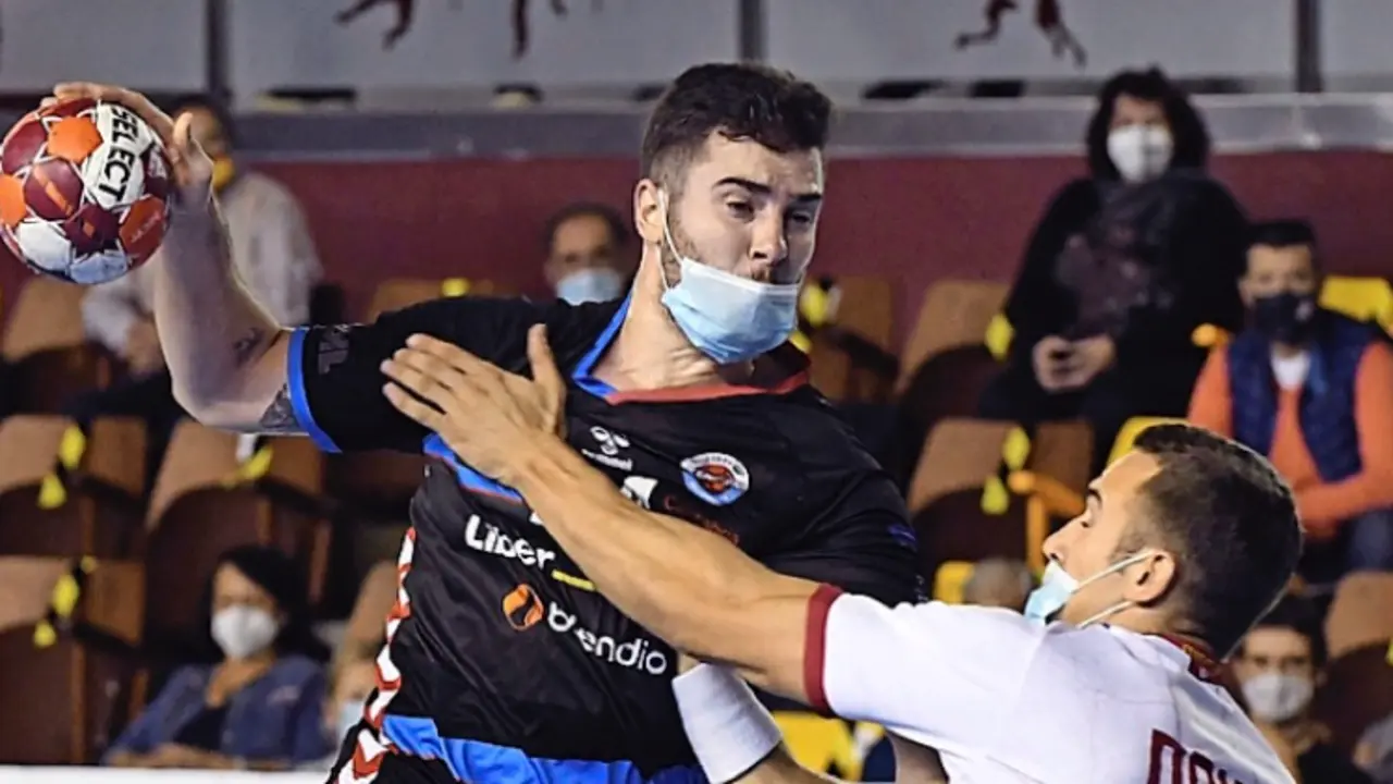 Xavi Castro, durante el partido en Le&oacute;n que tuvieron que jugar con mascarilla. / EFE