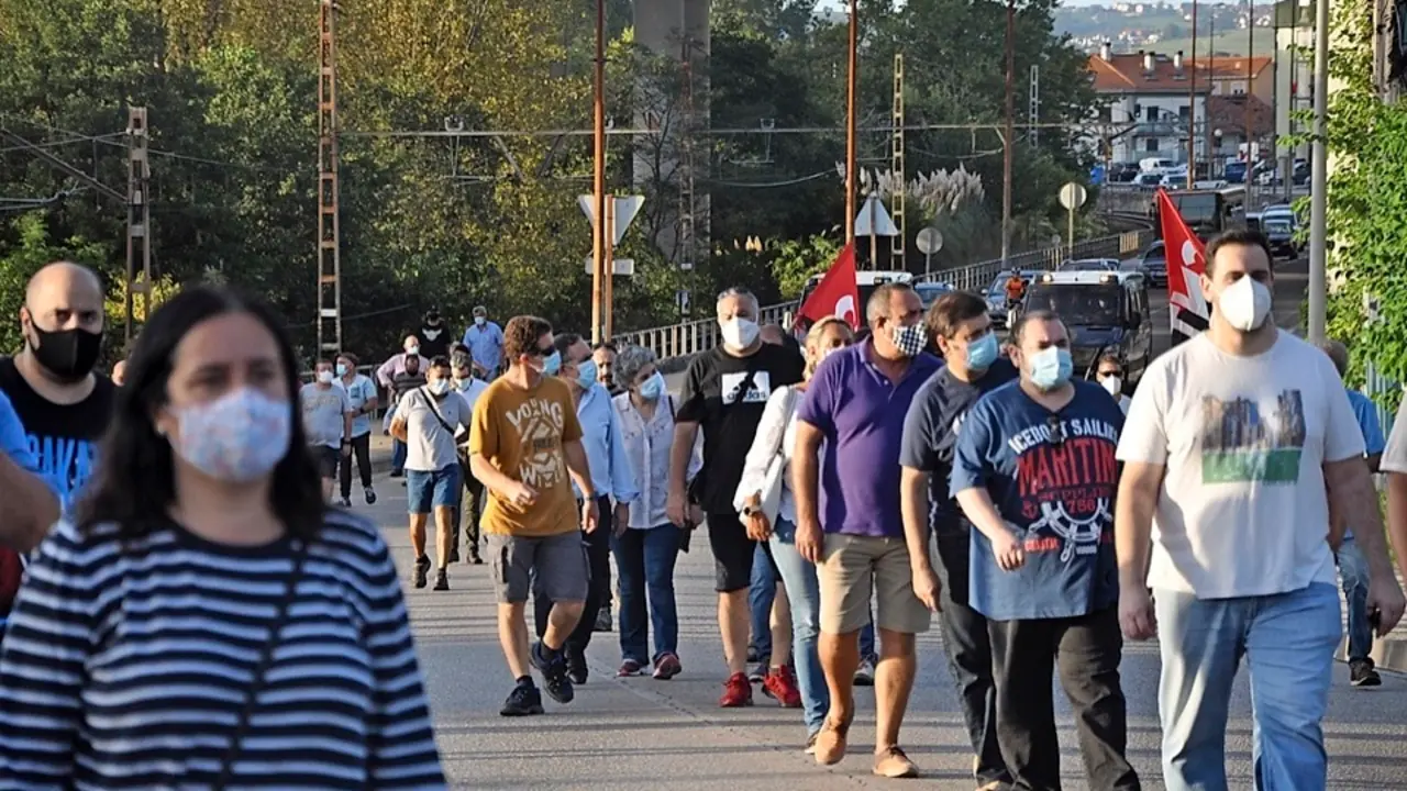 Marcha de los trabajadores de Sniace durante una jornada anterior. / ALERTA