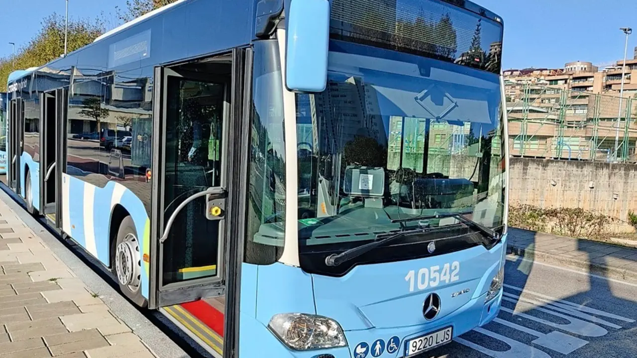 Nuevo autob&uacute;s h&iacute;brido que se incorpora al servicio. / ALERTA