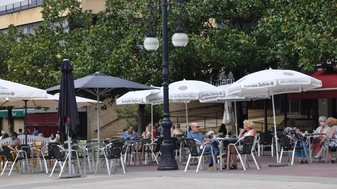 Terraza de la cafeter&iacute;a Murano en el Boulevar Demetrio Herrrero en Torrelavega. / S.D.