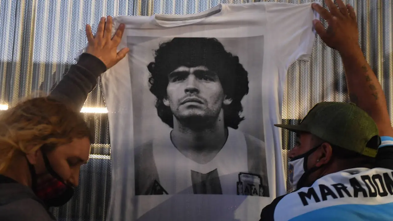 Seguidores de Diego Armando Maradona a las puertas del hospital. / EUROPA PRESS