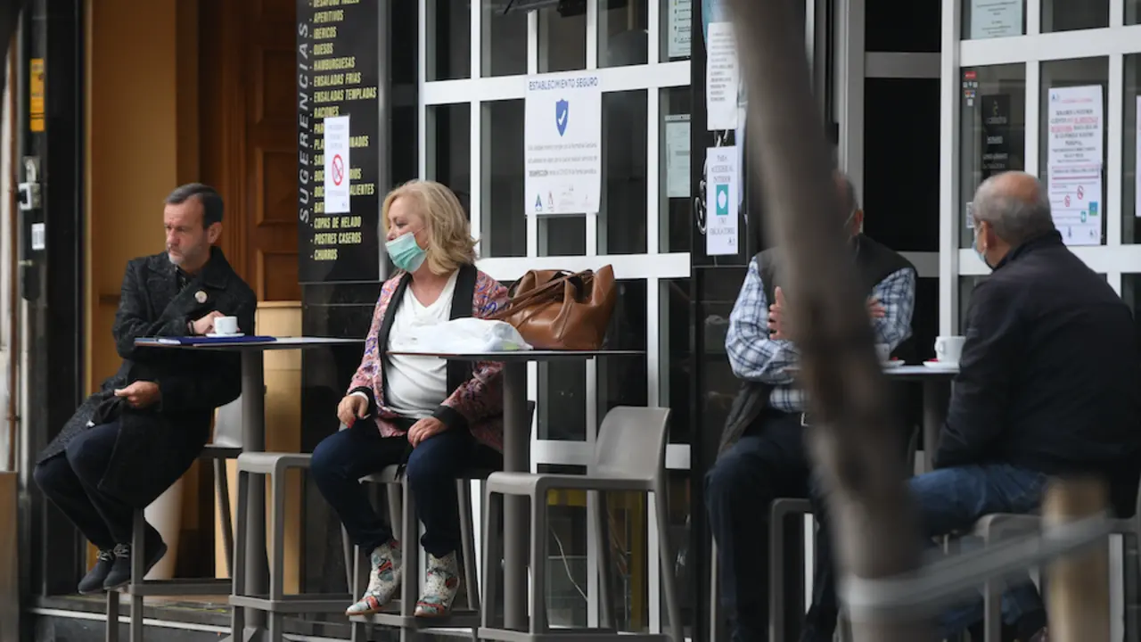 Varias personas en una terraza de una cafeter&iacute;a de Santander. / ALERTA