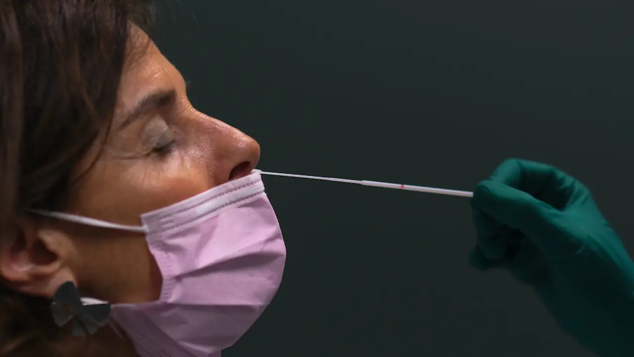 Una sanitario realiza la PCR en la UCI del Hospital Marqu&eacute;s de Valdecilla. / HARDY