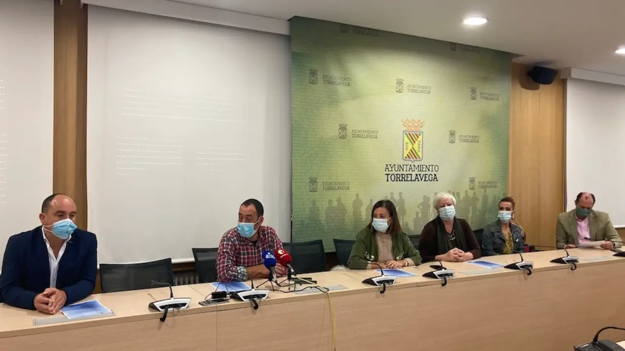 Concejales de la oposici&oacute;n de Torrelavega sobre el matadero de Barreda. / ALERTA