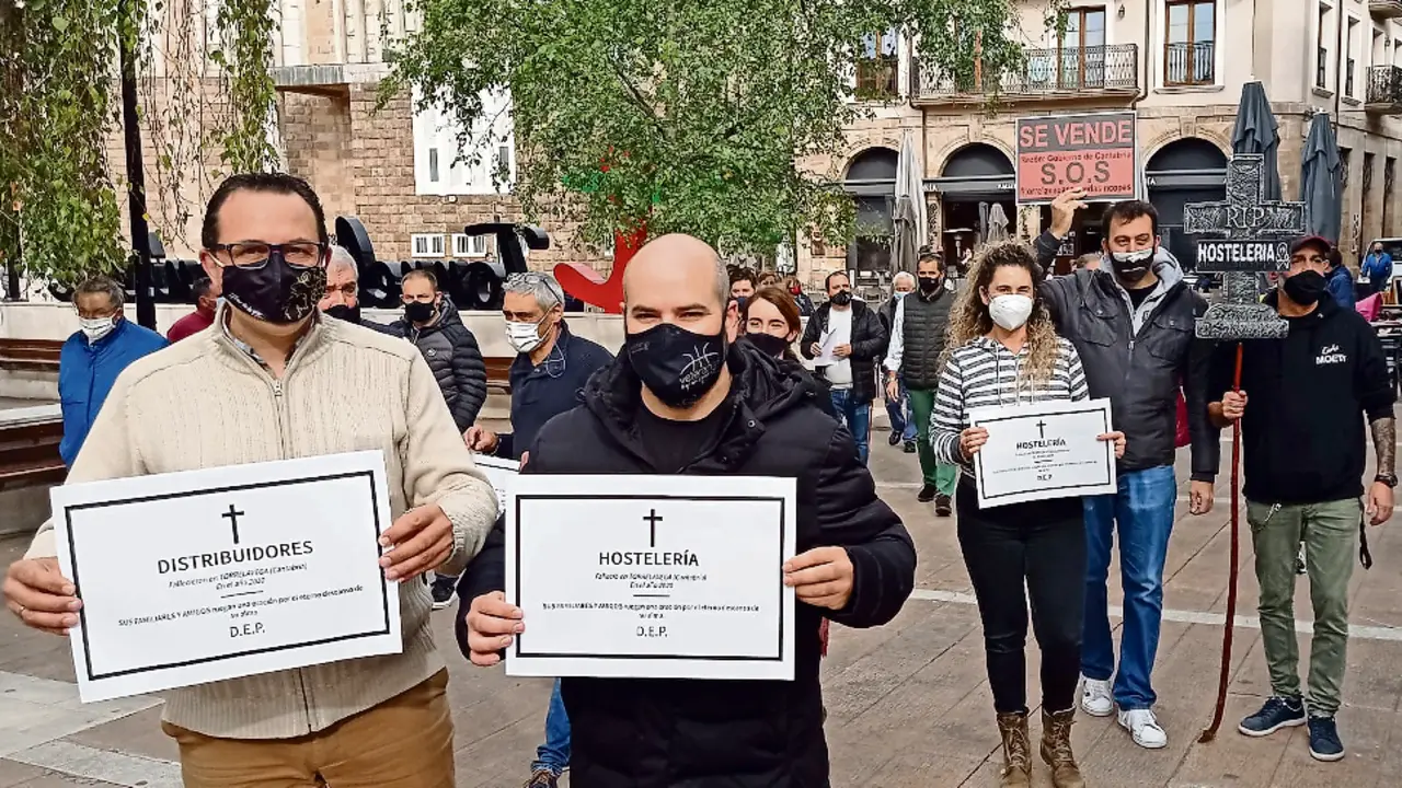 Concentraci&oacute;n de los hosteleros en la plaza roja de Torrelavega. / RADIO STUDIO CANTABRIA