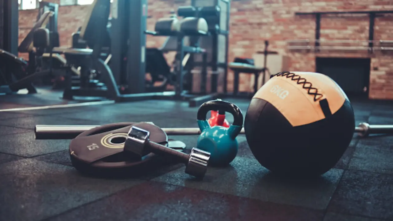 barra-desmontada-balon-medicinal-pesas-rusas-mancuernas-acostado-piso-gimnasio-equipamiento-deportivo-entrenamiento-peso-libre-entrenamiento-funcional_175682-47