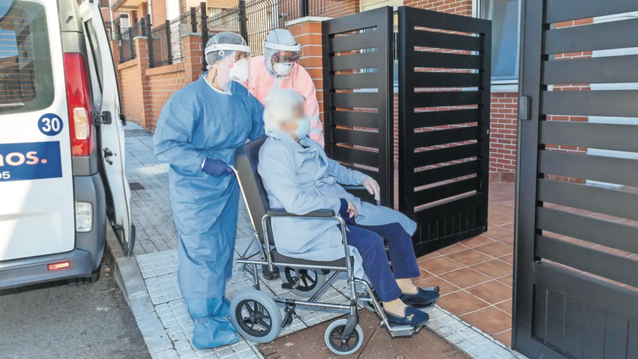 Los sanitarios trasladan a un paciente a su residencia en Meruelo. / ALERTA
