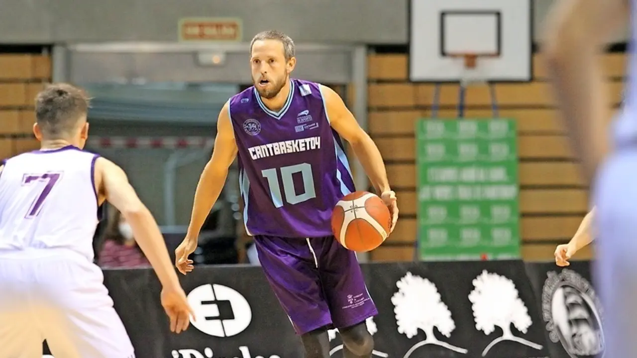 El capit&aacute;n del Cantbasket, Jaime Garc&iacute;a, dirigiendo el juego. / Lanza