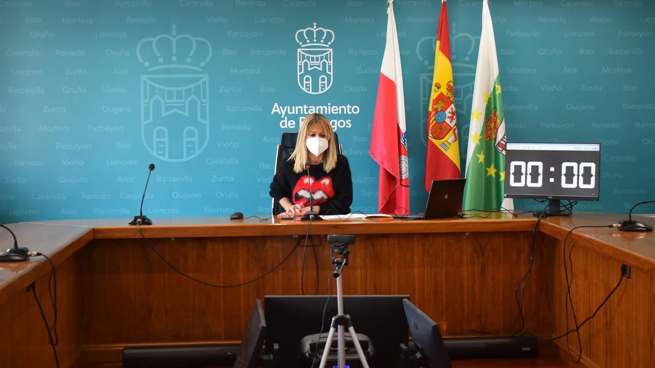 La alcaldesa del municipio, Ver&oacute;nica Samperio durante el pleno con los grupos pol&iacute;ticos. / ALERTA