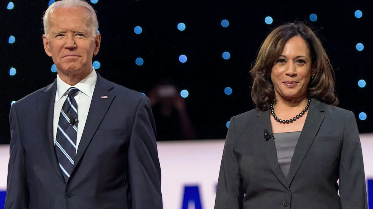 El candidato presidencial dem&oacute;crata de EE. UU. Y exvicepresidente Joe Biden (izq.) Y la senadora de California Kamala Harris asisten a un debate dem&oacute;crata.