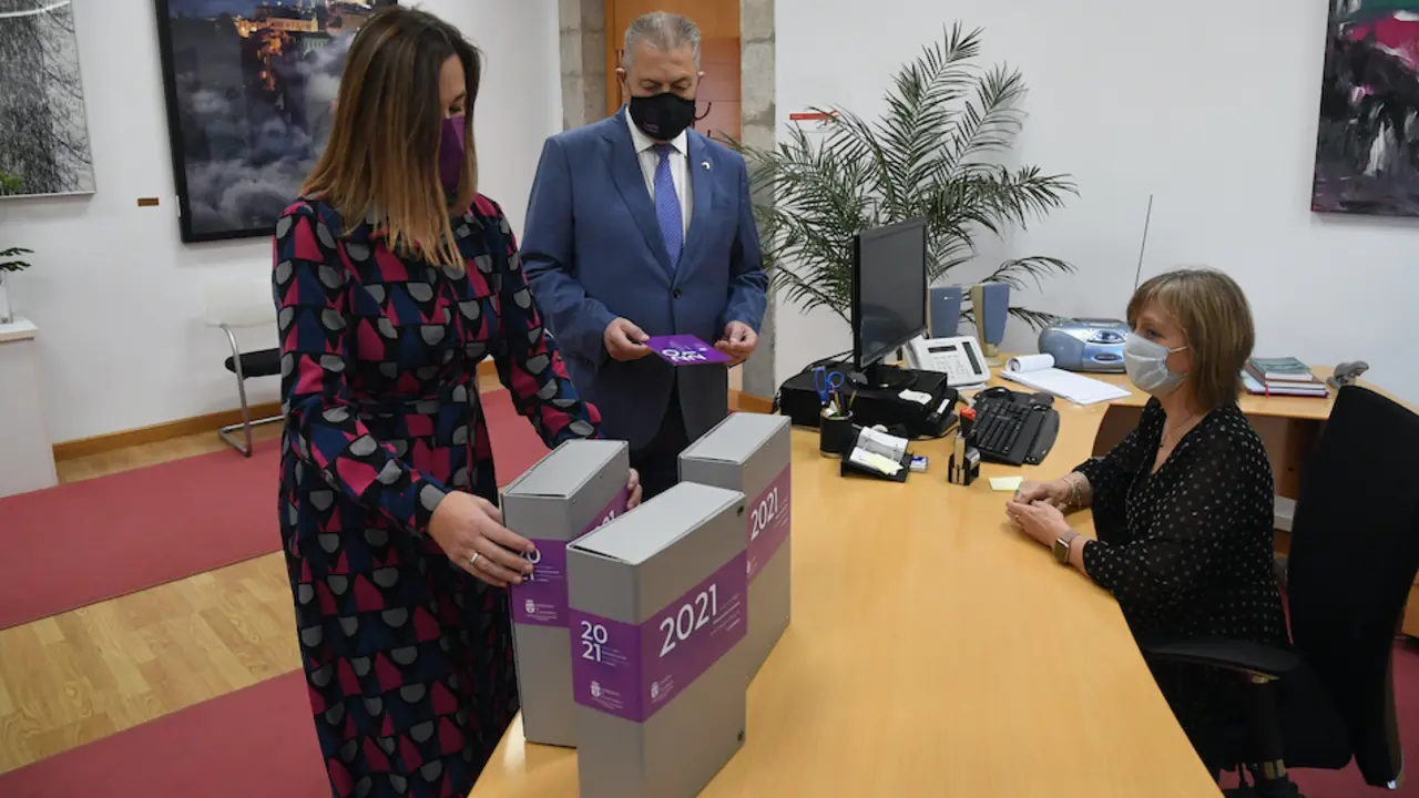 La consejera de Econom&iacute;a y Hacienda, Mar&iacute;a S&aacute;nchez, presenta el proyecto de Presupuestos Generales de Cantabria para 2021 y los correspondientes a su departamento, despu&eacute;s de registrarlos en el Parlamento regional.  / HARDY