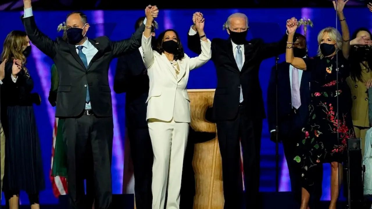 La vicepresidenta electa, Kamala Harris (2-i), su esposo Doug Emhoff (i), el presidente electo de Estados Unidos, Joe Biden (2-d), y su esposa Jill Biden (R) en el escenario durante un evento de celebraci&oacute;n fuera del Chase Center en Wilmington, Delaware (EE.UU.), hoy 7 de noviembre de 2020. EFE/Andrew Harnik