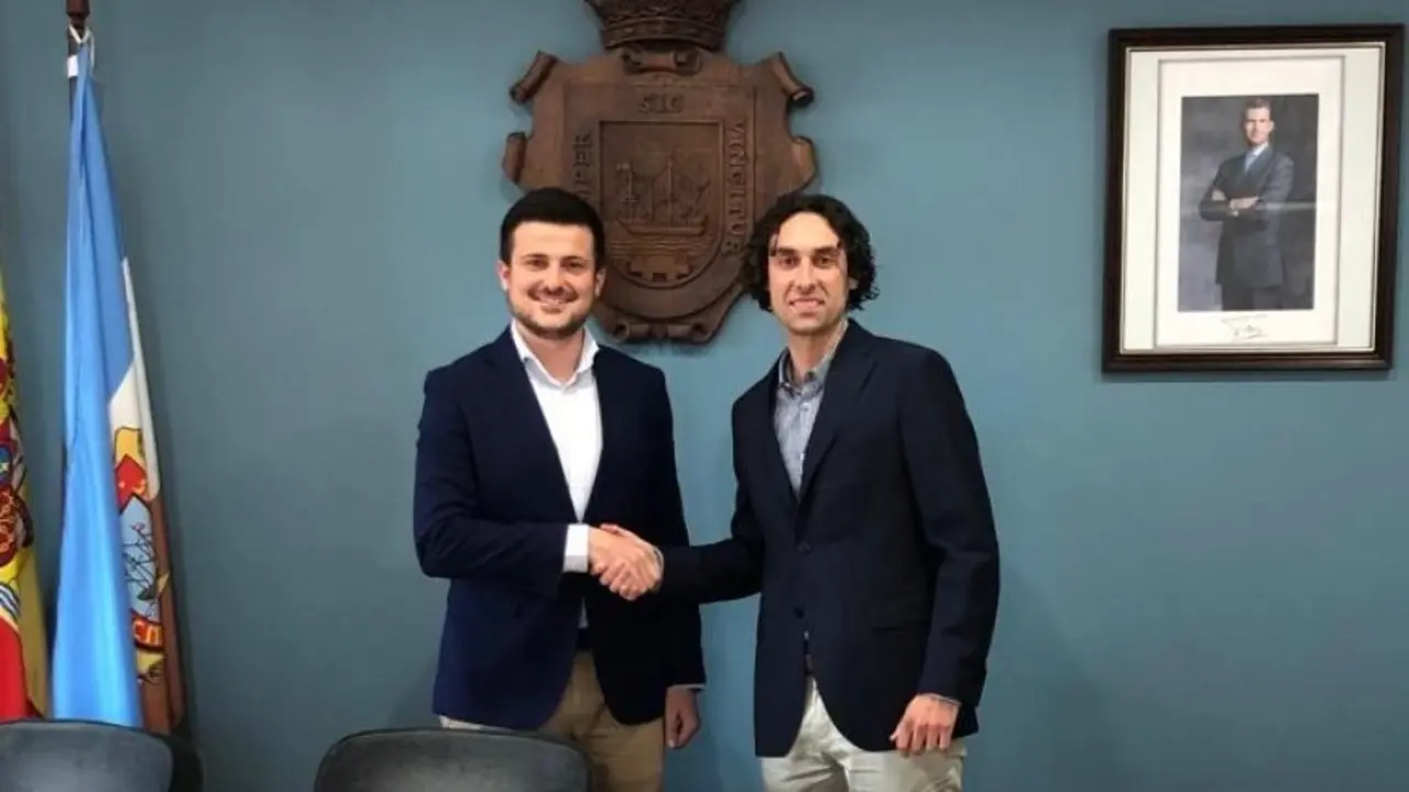 El ped&aacute;neo de Guarnizo (Astillero), Alejandro Hoz junto al Alcalde de Astillero, Javier Sober&oacute;n durante la toma de posesi&oacute;n. / ALERTA
