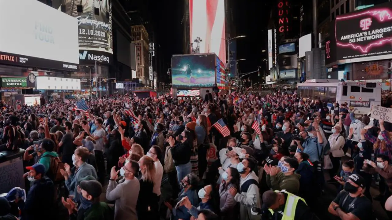 La gente se re&uacute;ne para ver al presidente electo de EE. UU., Joe Biden, pronunciar un discurso despu&eacute;s de que las principales organizaciones de noticias convocaron la elecci&oacute;n de Biden, derrotando al actual presidente de EE. UU., Donald J. Trump, en Times Square en Nueva York, EE. UU., 7 de noviembre de 2020 (Elecciones, Estados Unidos). , Nueva York) EFE / EPA / PETER FOLEY