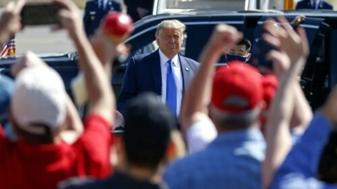 El presidente de Estados Unidos, Donald Trump, saluda a sus seguidores mientras aterriza en el aeropuerto John Wayne. Foto: Ringo Chiu / ZUMA Wire / dpa