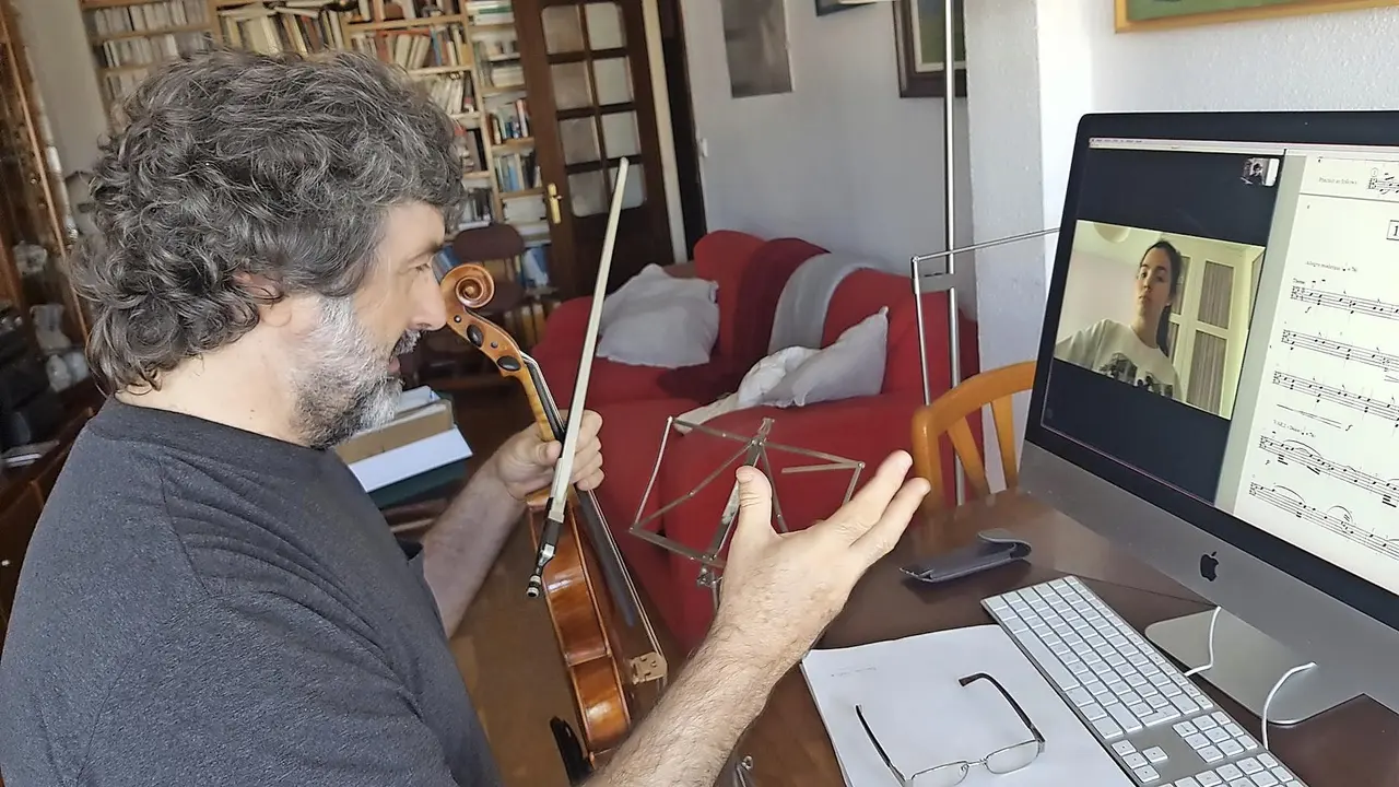 Un profesor imparte una clase por videoconferencia. / FC Ata&uacute;lfo