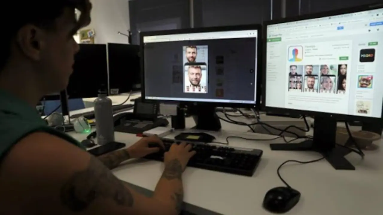 Una persona utiliza la aplicaci&oacute;n 'FaceApp', que dispar&oacute; todas las alarmas sobre la protecci&oacute;n de los datos personales y su utilizaci&oacute;n por terceros. EFE/ Sergio Barrenechea/Arc