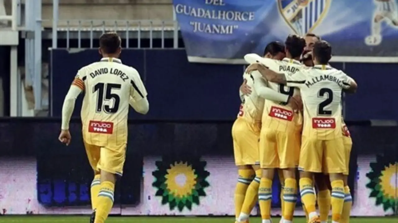 Los jugadores del Espanyol celebran uno de sus goles en el partido ante el M&aacute;laga en LaLiga SmartBank 2020-2021.  LALIGA