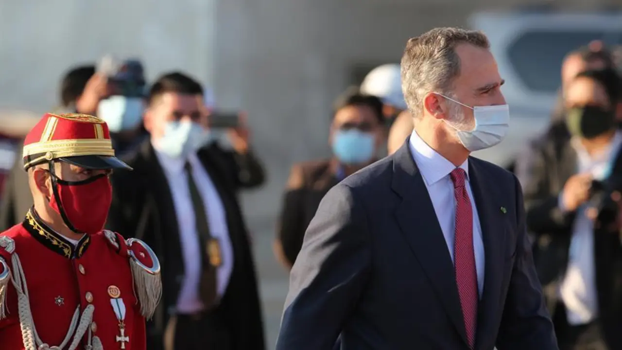 El rey de Espa&ntilde;a Felipe VI llega hoy al Aeropuerto Internacional de El Alto, en Bolivia, para participar ma&ntilde;ana en la toma de posesi&oacute;n del nuevo presidente de Bolivia, Luis Arce. EFE/Martin Alipaz