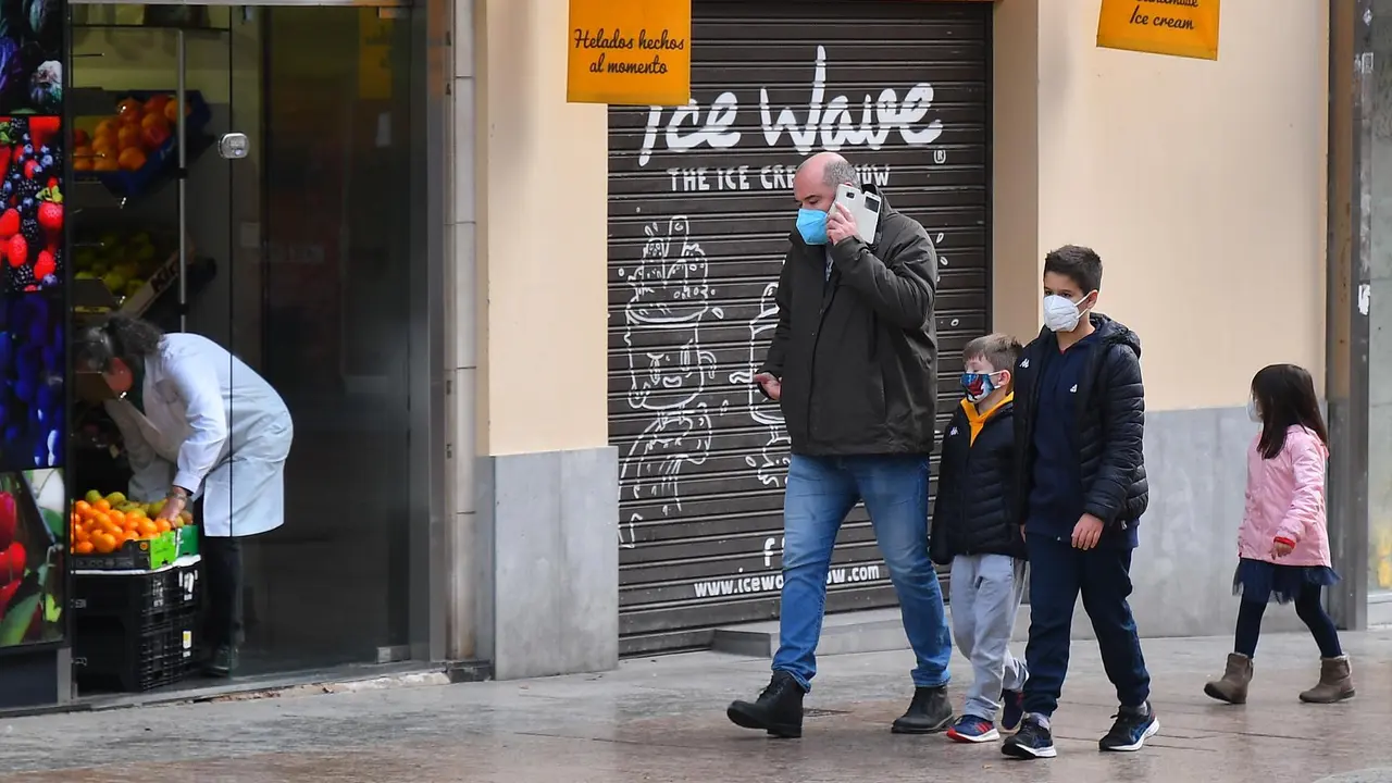 Una familia con su mascarilla camina por una calle de Santander. / Hardy