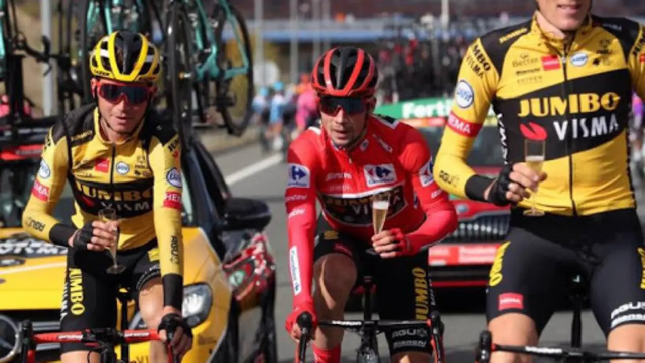 El esloveno Primoz Roglic (Jumbo Visma), primer clasificado, y sus compa&ntilde;eros de equipo celebra su m&aacute;s que posible triunfo en la ronda espa&ntilde;ola durante la &uacute;ltima etapa de la 75 Vuelta a Espa&ntilde;a, Hip&oacute;dromo de la Zarzuela-Madrid, sobre un recorrido de 124,2 km. EFE/ Kiko Huesca