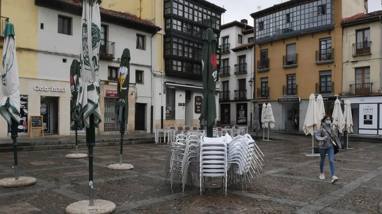 Mesas y sillas apiladas en Le&oacute;n, este viernes. EFE/ J.casares