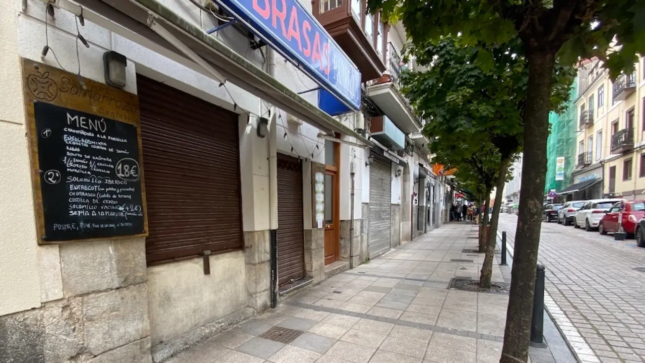 Vista de un restaurante cerrado en Santander ante la imposibilidad de abrir por las nuevas restricciones. / HARDY