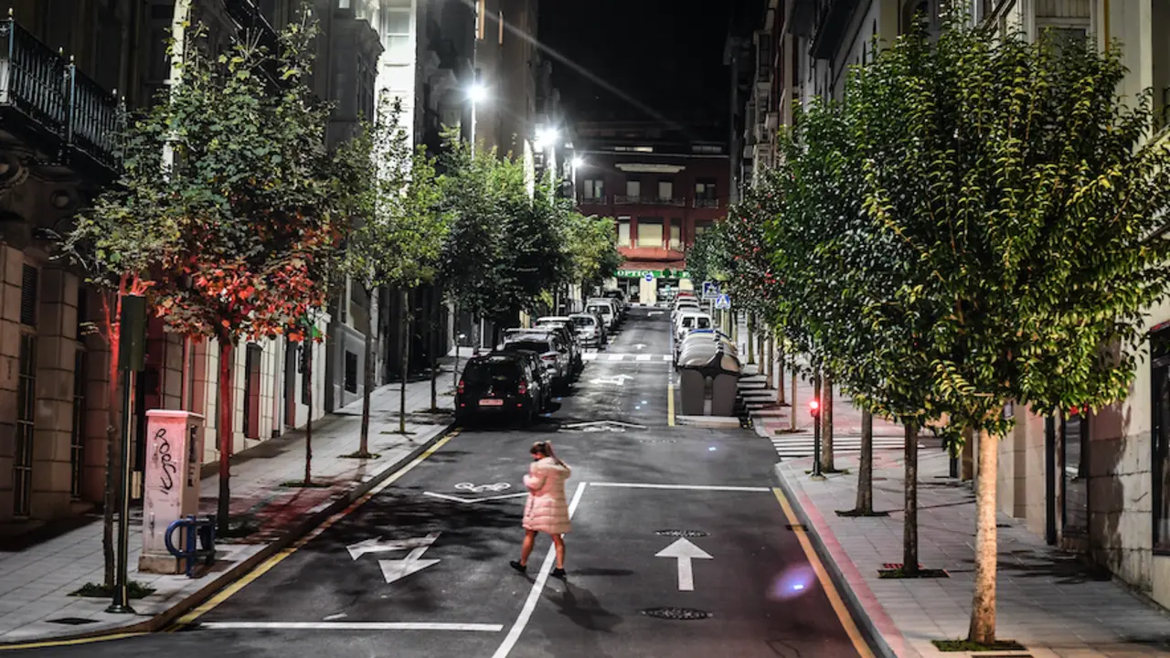 Una persona camina por las calles vac&iacute;as durante el toque de queda en Santander. / HARDY