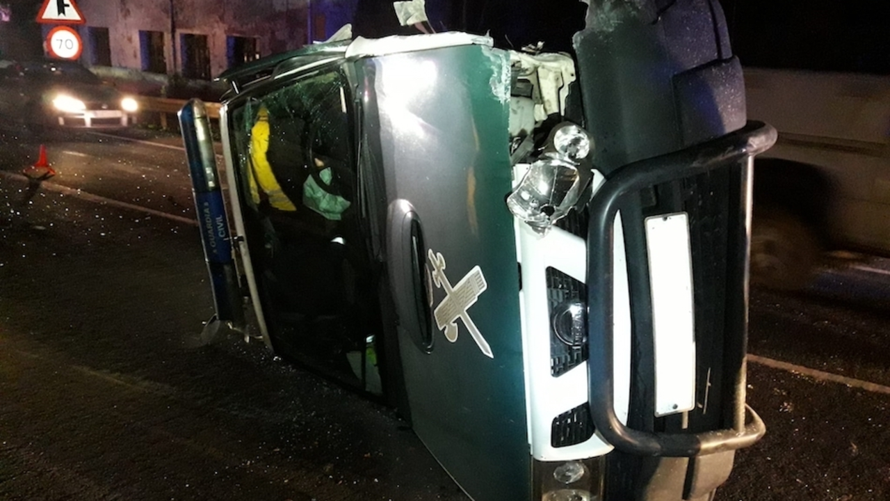 Vista del estado en el que qued&oacute; el coche de la Guardia Civil. / GC